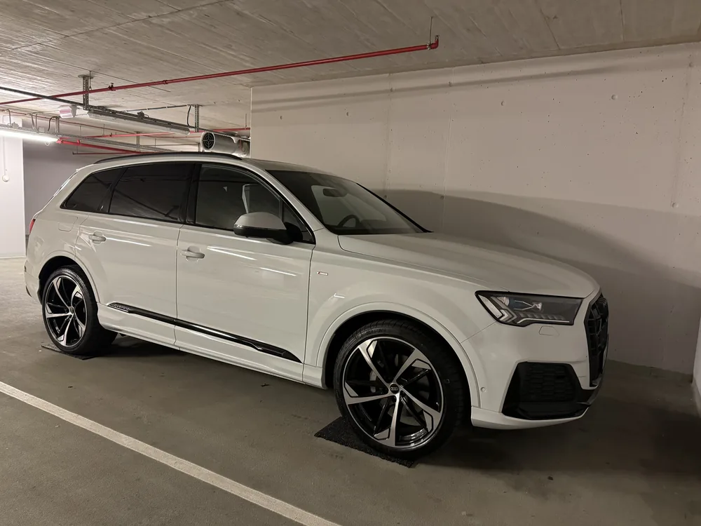Audi Q7 S-line, front-quarter view