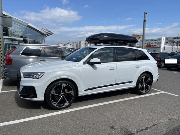 Audi Q7 side profile with roof box, outdoor